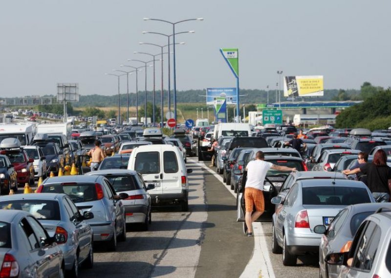 Nepodnošljive gužve turista blokirale ceste