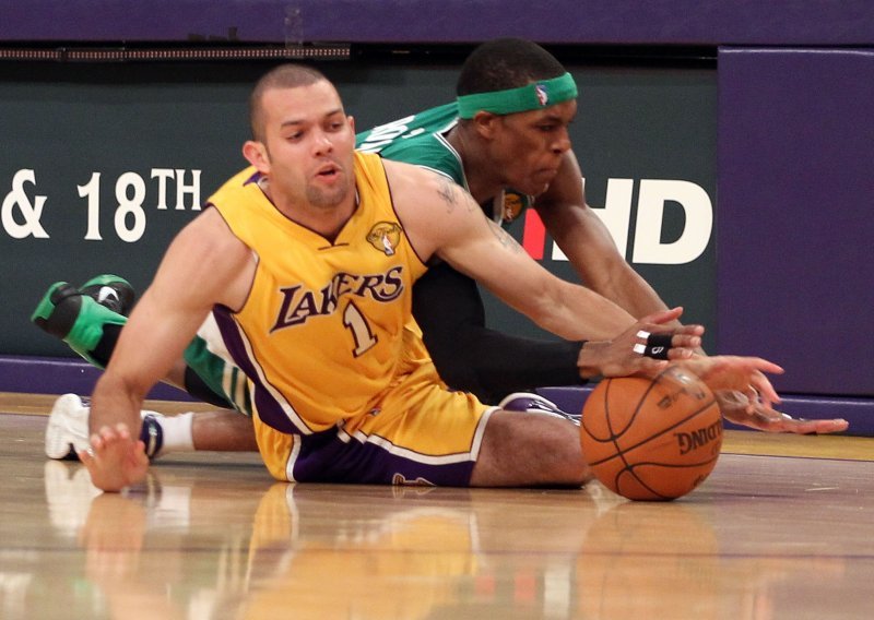 Farmarov povratak u Lakerse, Augustine u Torontu
