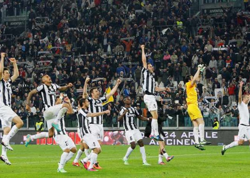 Juve krasnim golovima došao na korak do titule!