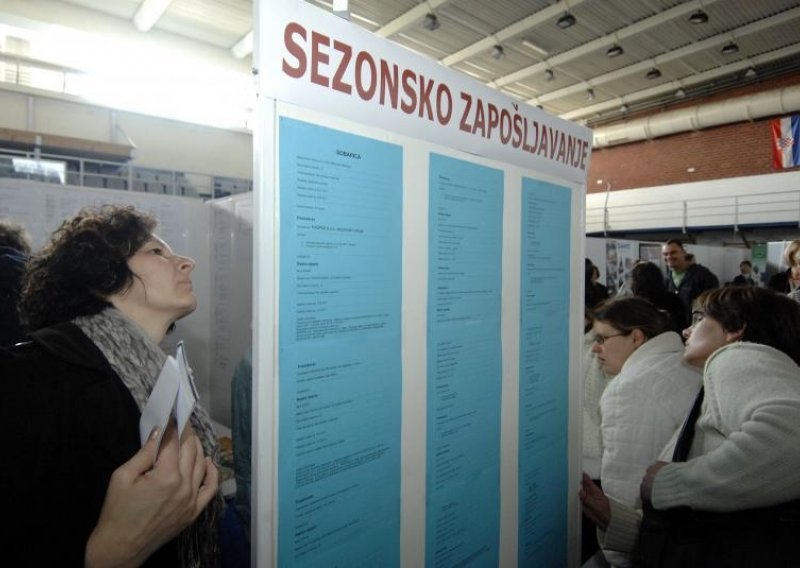 HZZ: 318,110 job seekers at end of June