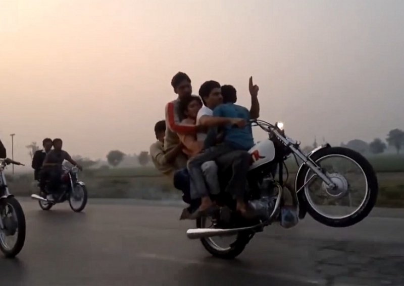 Pet Pakistanaca na motociklu. Na jednom kotaču!