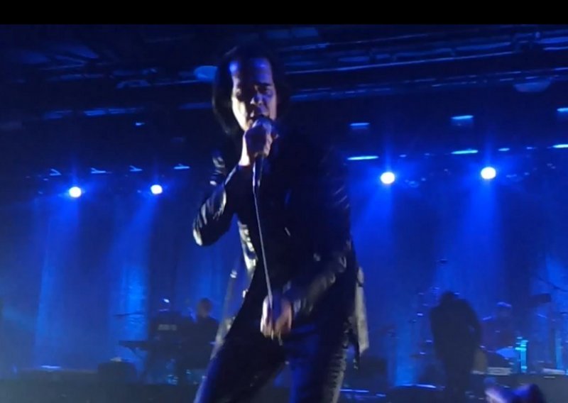 Nick Cave promašio pozornicu i završio na podu