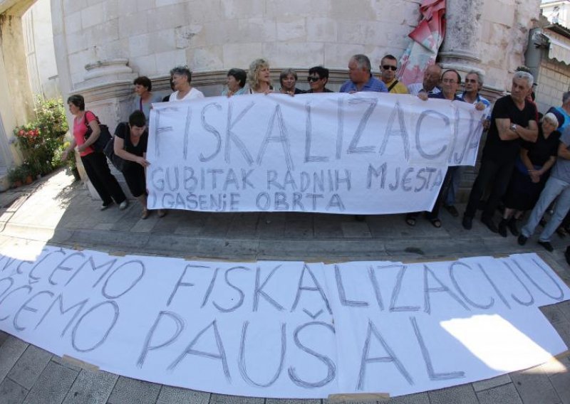 Prosvjed pred štandom napadnute obitelji