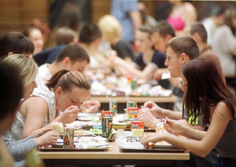 Studentska jela pojeftinjuju s mjesec dana zakašnjenja