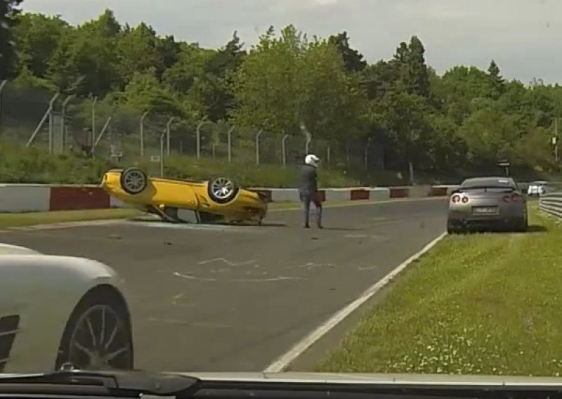 Razvalio Porsche 911 GT2 u punoj brzini i išetao neokrznut!