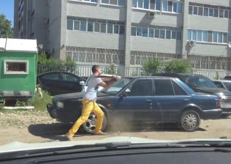 Bijesni Rus napunio drugom vozaču auto cementom