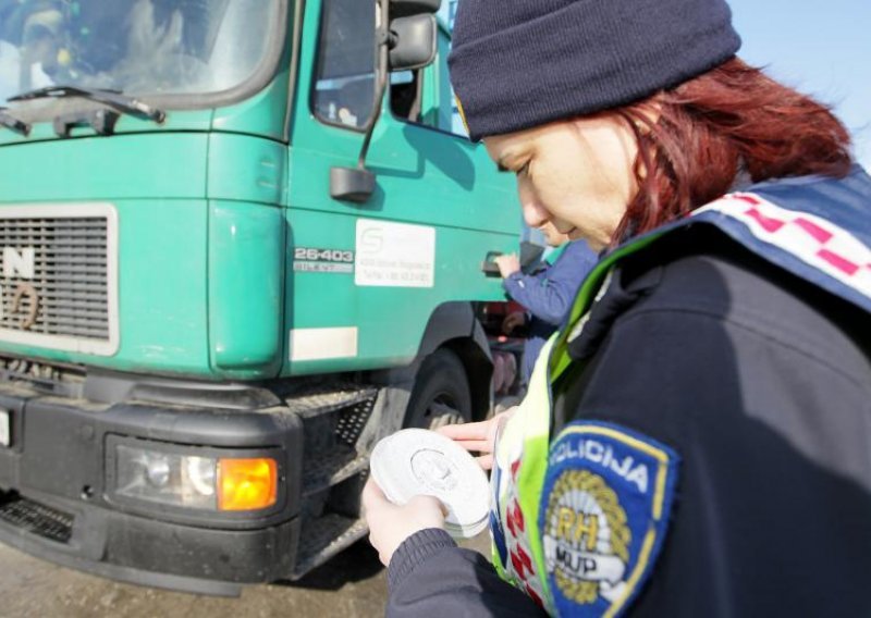 Seljački vođa vrijeđao i napao policajku?