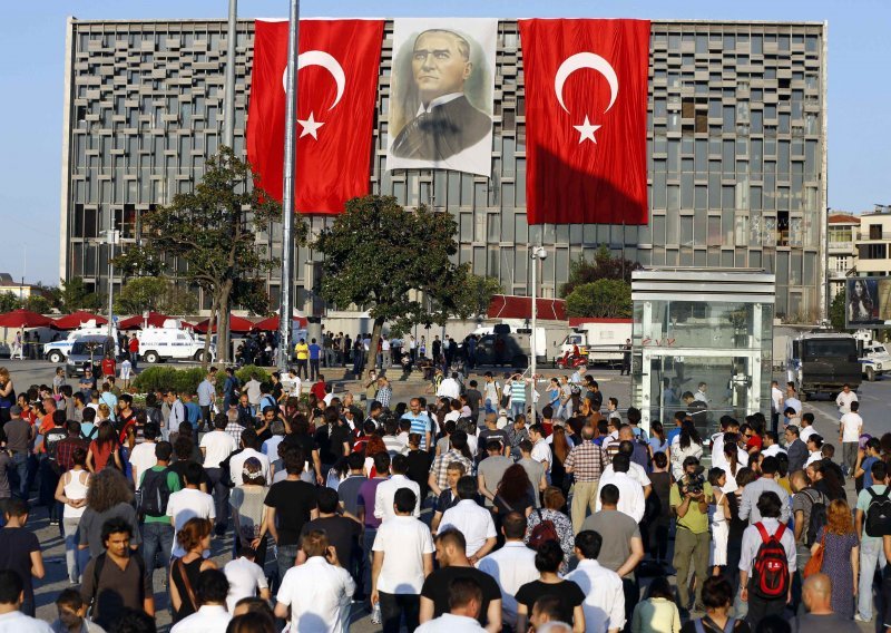 Građani satima stajali ispred Ataturkova portreta