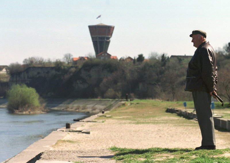 HSP members gather outside Vukovar to protest Tadic's visit