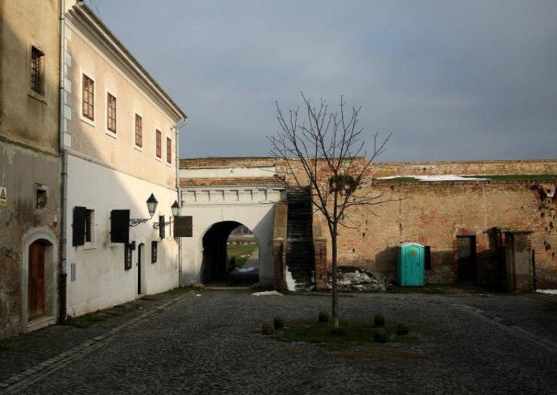 Student iz Namibije dobio batine na Tvrđi zbog boje kože