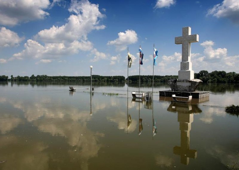 Danube starts to recede in east Croatia