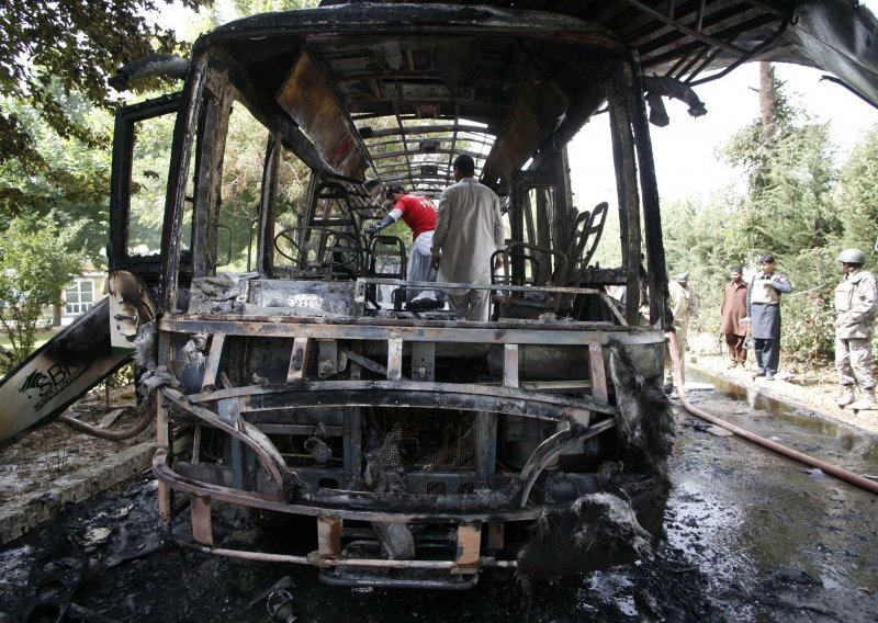 Ekstremisti postavili bombu u autobus, pa napali bolnicu