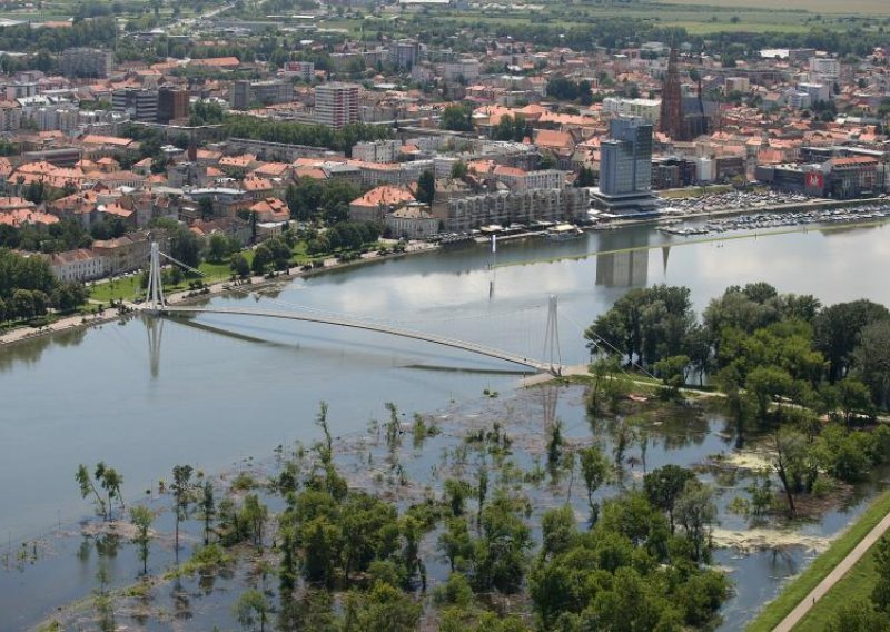 U Osijeku voda pod nadzorom, ali opasnost još nije prošla