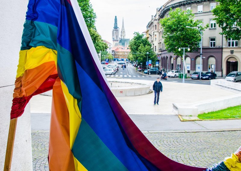 Vandali uništili zastavu Zagreb Pridea na 'džamiji'!