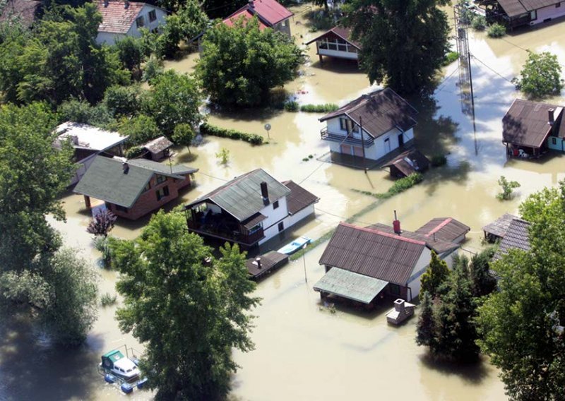 Pogledajte iz zraka kako vrh vodenog vala prolazi Dunavom