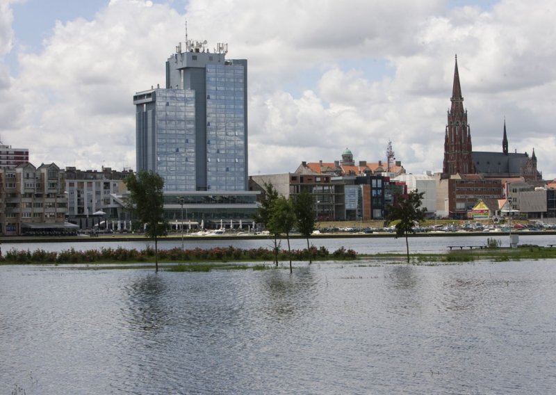 Izvanredne mjere zbog opasnosti od poplave kraj Osijeka