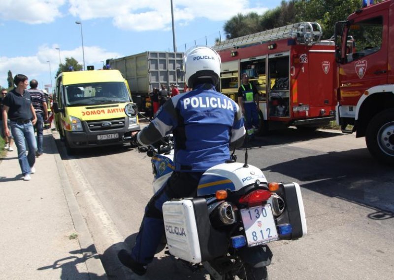 U sudaru s kamionom teško ozlijeđen policajac