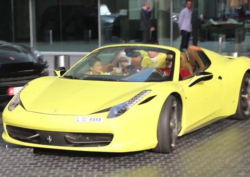 Kako staviti pet putnika u Ferrari 458 Spider?