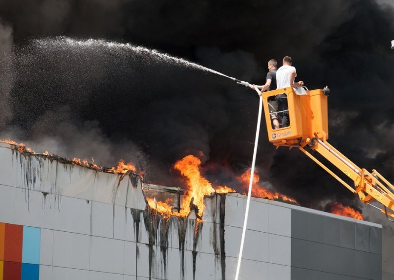 Izgorjelo skladište tvornice - šteta više milijuna eura
