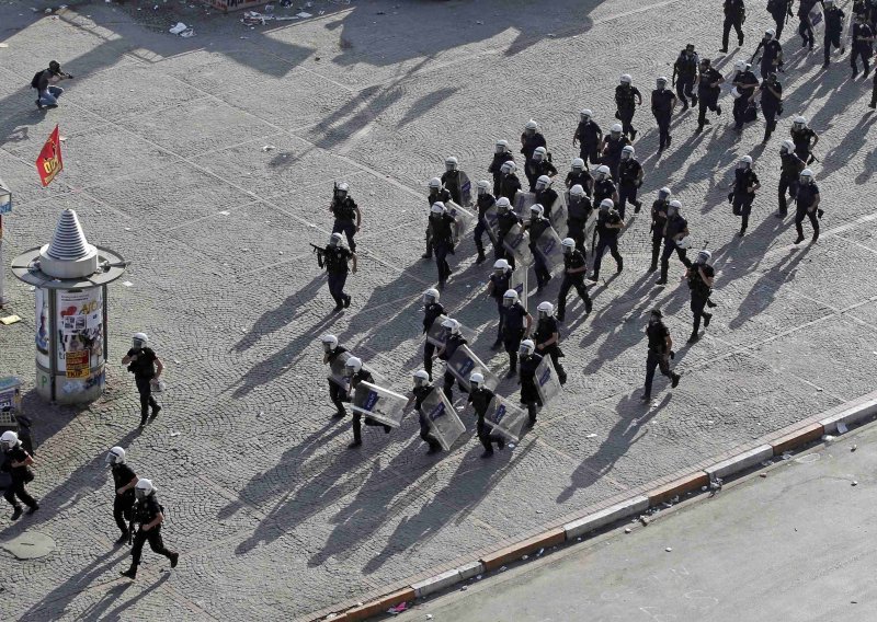 Erdogan s prosvjednicima - na Taksimu suzavac i vodeni topovi