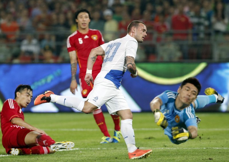 Nizozemska svladala Kinu, briljantni gol Sneijdera petom