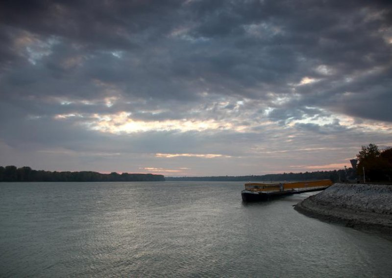 Dunav raste iz sata u sat, vojska brani obalu