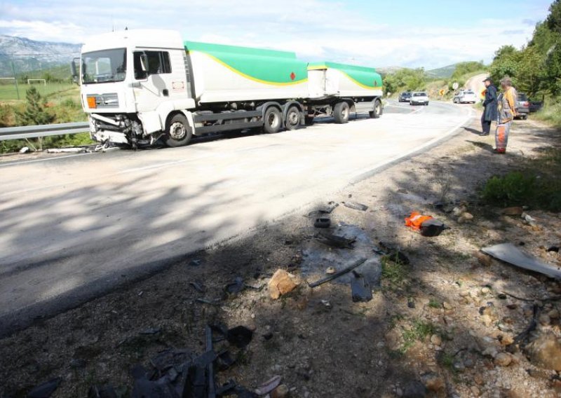 Dvoje ljudi kritično nakon sudara automobila i cisterne