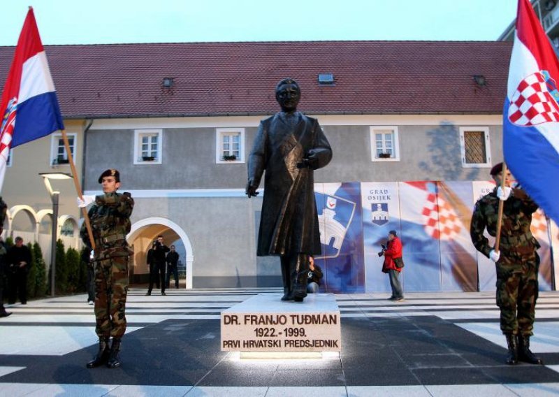 Pod Tuđmanovim spomenikom pomirba ljutih slavonskih rivala