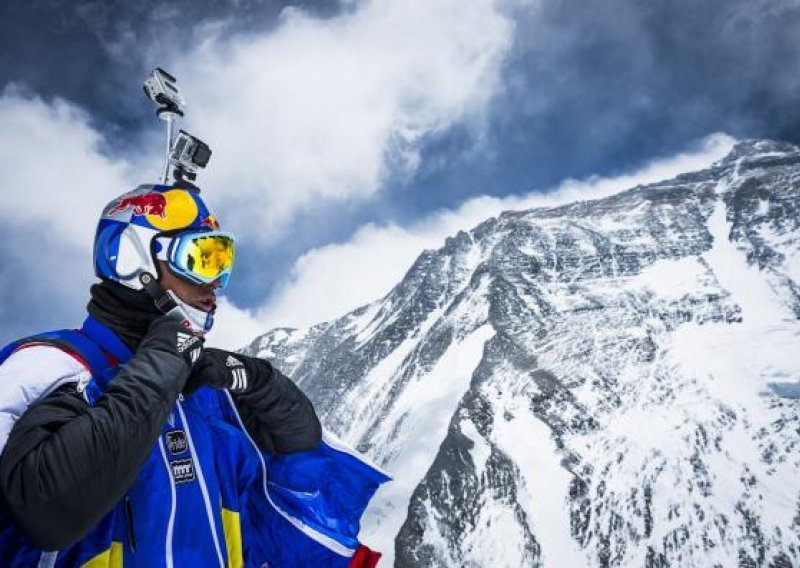 Evo kako je hrabri Rus skočio s Mount Everesta!