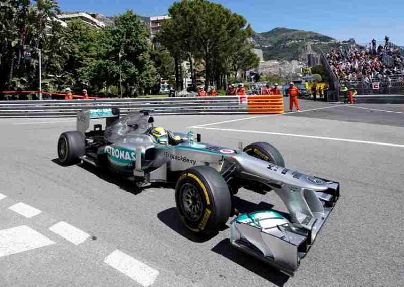 Massa preživio dvostruki sudar, Rosberg kreće prvi