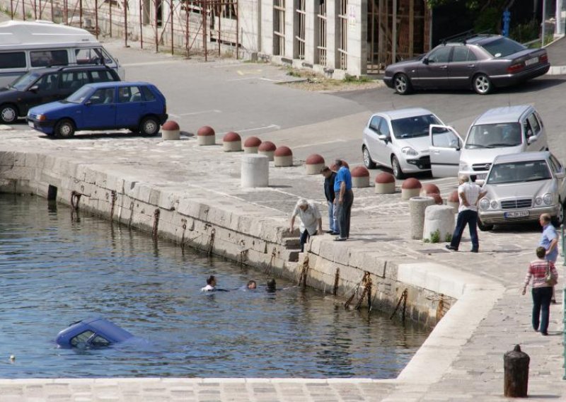 Ženu koja je autom upala u more spašavao i gradonačelnik