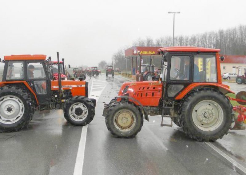 Nisu dobili odgovor iz Zagreba, pa traktorima blokirali cestu