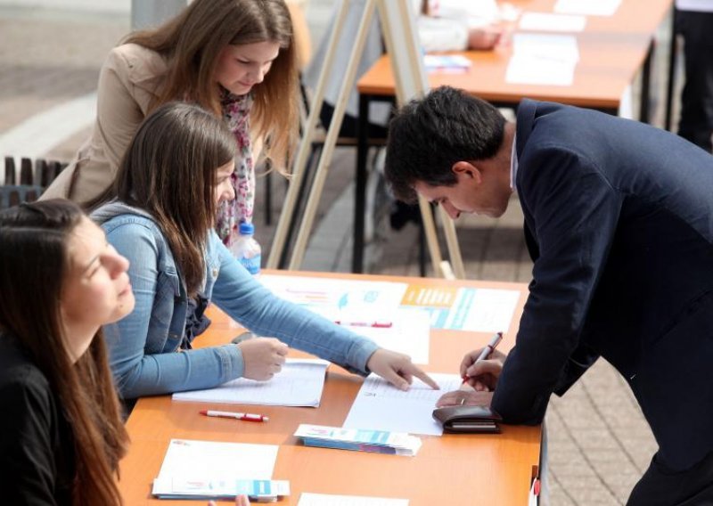 Nekoliko desetaka tisuća potpisa za referendum o braku