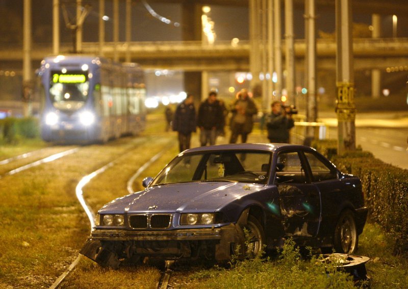 Ukrali BMW pa sletjeli na tramvajske tračnice