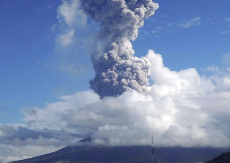 U erupciji vulkana poginulo najmanje pet ljudi