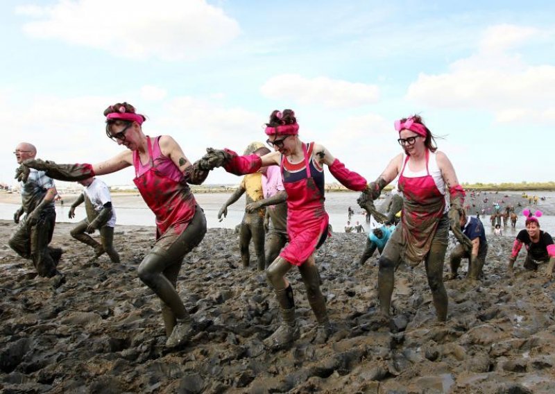 Kostimirani čudaci u najvećoj britanskoj utrci u blatu