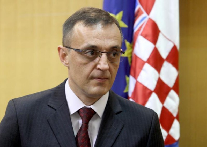 'Mljekarima je sve gore dok trgovački lanci zarađuju'