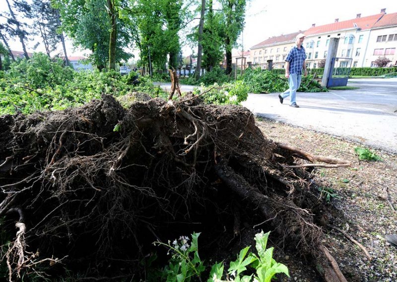 Nosilo je crijepove, na cestama su bile bujice, nestalo je i struje