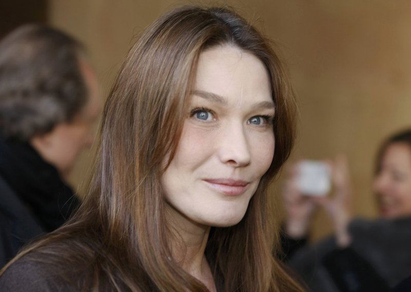 Čime je Carla Bruni privlačila na vinskom partiju?