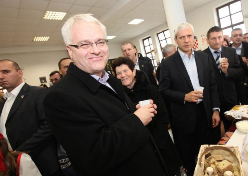 Josipović rekao da će Vlada odlučiti o tužbi za genocid