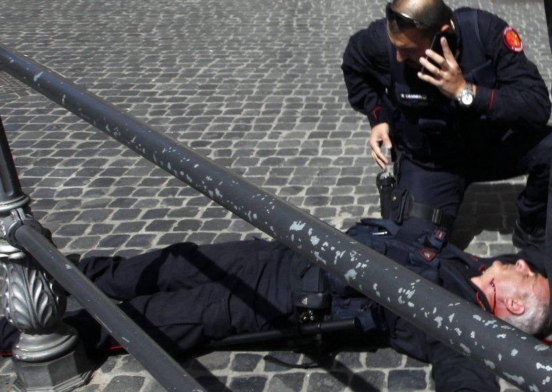 Psihički bolesnik u Rimu ranio policajce i trudnicu