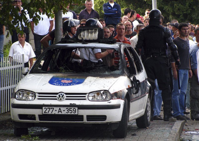 Policija pucala da razdvoji navijače Osijeka i Zrinjskog