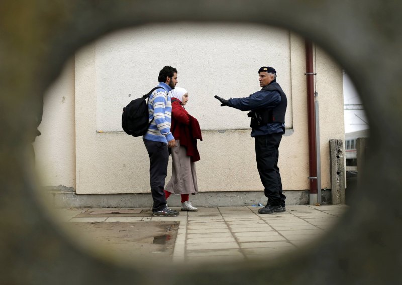 Migranti ispred Tovarnika odbili smještaj u centrima, traže ulaz u Hrvatsku