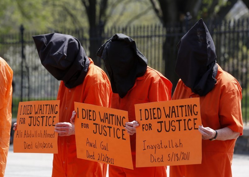 Zatočenici iz Guantanama hrane se na silu
