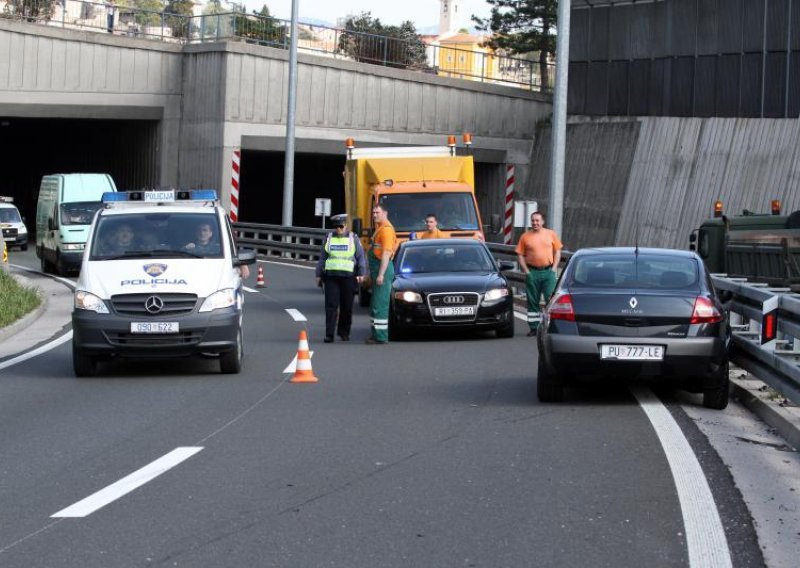 Vozio u zabranjenom smjeru pa udario u vozilo Hrvatskih cesta