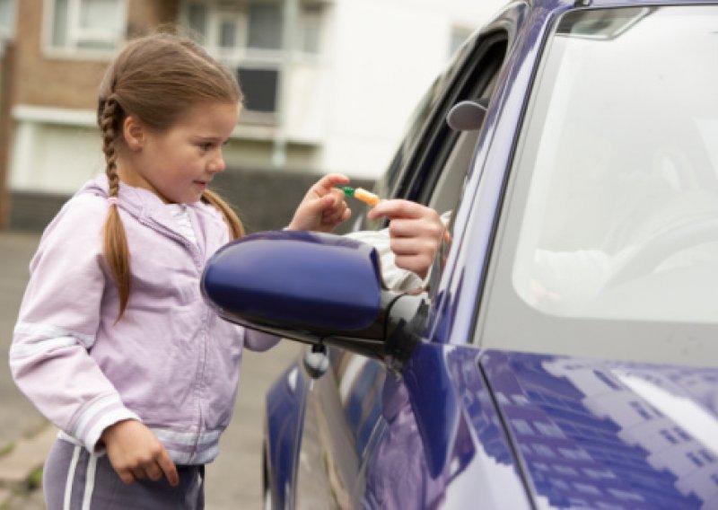 Stariji muškarac vabio djevojčicu u automobil?