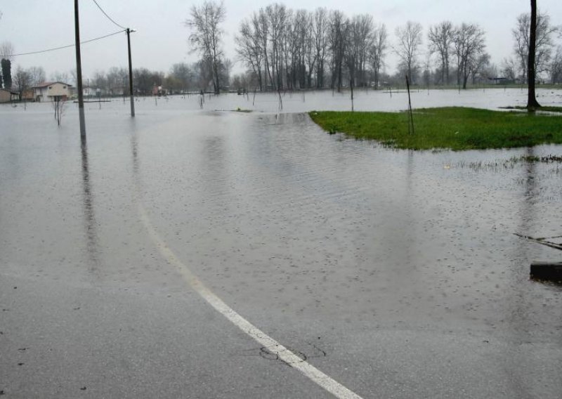 Croatian military joins flood defence measures in eastern Croatia