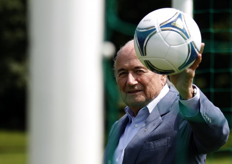 Englezi i Nijemci traže Blatterovu ostavku!