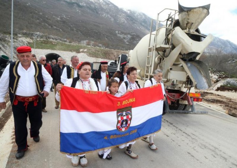 '20 kuna to je puno brate, 'oće sada tunel da naplate, eeej!'