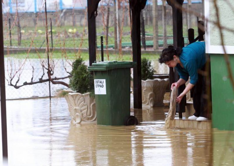 Vodeni val prošao Zagrebom, Kupa na vrhuncu u Karlovcu